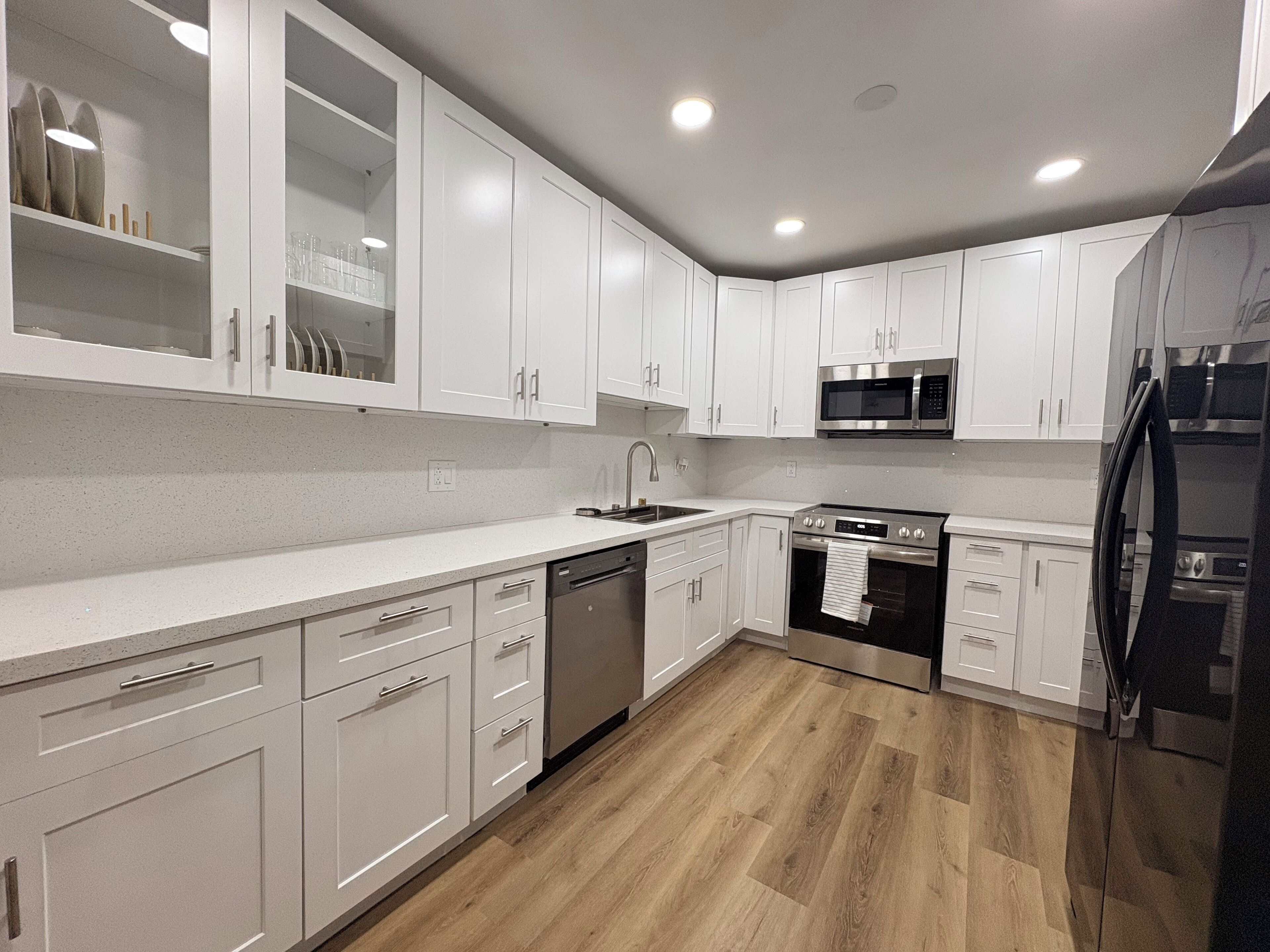 Micro-ondes, four, cafetière/bouilloire, grille-pain