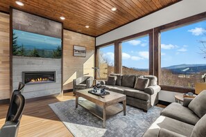Smart TV, fireplace - Luxury Cabin Roof Top with View, Sauna & Hot Tub! (Gatlinburg)