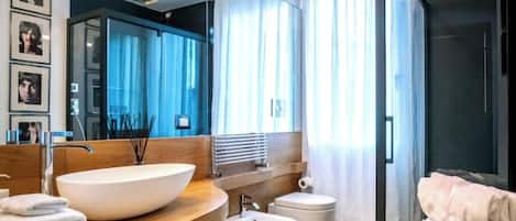 Een douche, een haardroger, een bidet, handdoeken