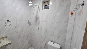 Suihku, hiustenkuivaaja