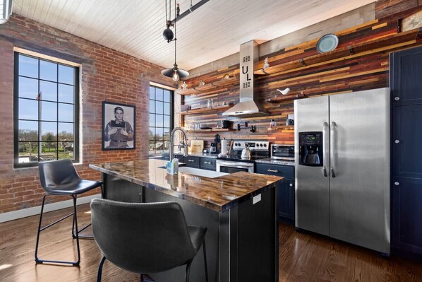 Fridge, microwave, oven, stovetop - Downtown Urban Loft above Restaurants (Perryville)