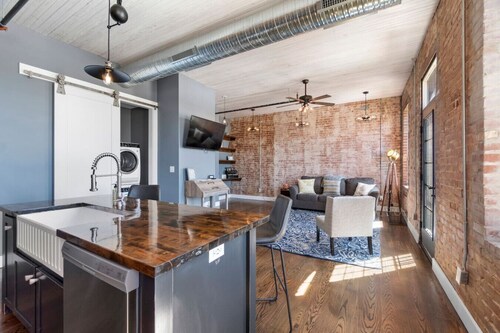 Downtown Urban Loft above Restaurants