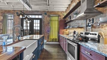 Køleskab, mikrobølgeovn, ovn, kogeplade