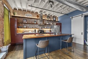 Kylskåp, mikrovågsugn, ugn och spishäll