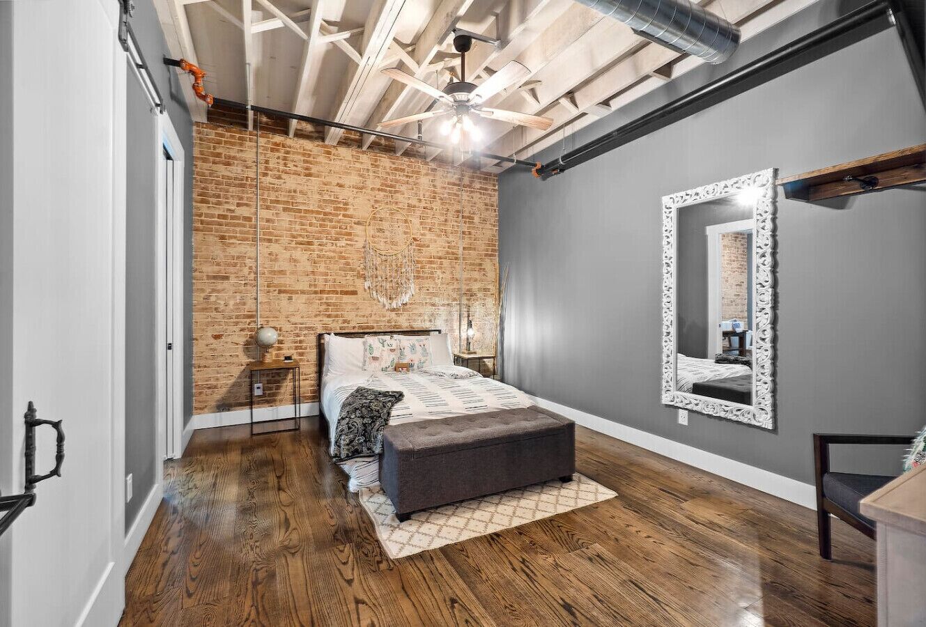 Desk, iron/ironing board, WiFi, bed sheets