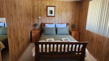 Iron/ironing board, free WiFi, bed sheets