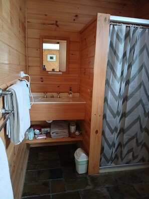 Shower, hair dryer, towels, soap - Snug Stays After Wild Days (Strahan)
