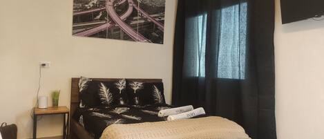 Laptop workspace, soundproofing, free WiFi