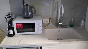 Quadrupla Standard, vista montagna | Cucina privata | Mini-frigorifero, microonde, piano cottura, pentole/stoviglie/utensili