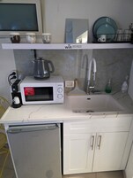 Habitación cuádruple estándar, vistas a la montaña | Cocina privada | Frigorífico pequeño, microondas, placa de cocina y utensilios de cocina