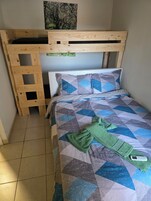 Habitación cuádruple estándar, vistas a la montaña | Espacio para trabajar con un portátil y sistema de insonorización