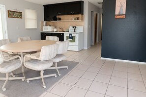 Dining - Beautiful 3-bedroom apartment with AC in Fort Myers (Fort Myers)