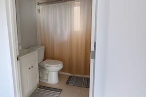 Sèche-cheveux, serviettes fournies, savon, papier toilette