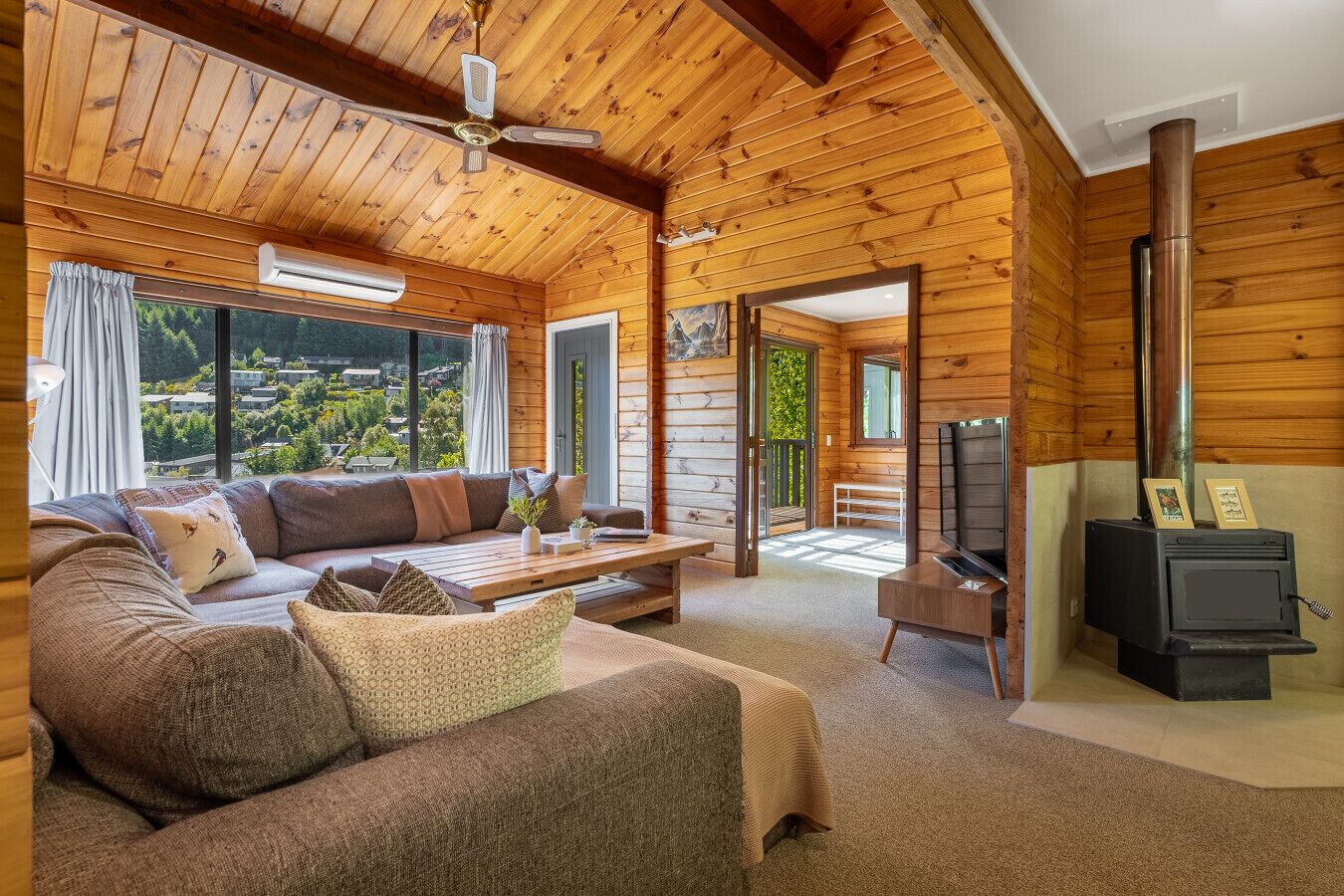 Televisio, takka, tietokoneen näyttö