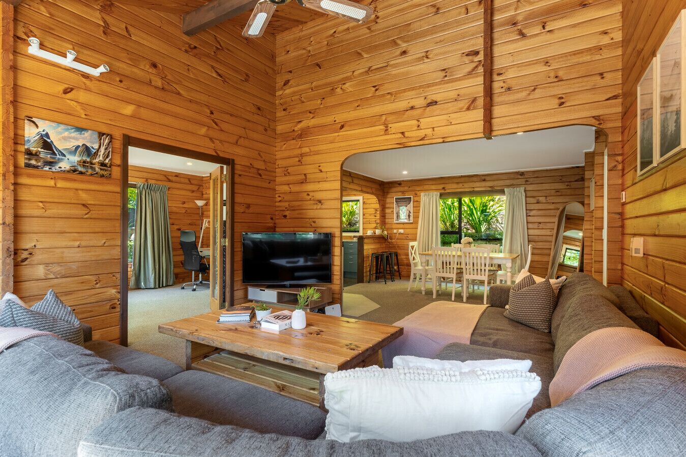 Televisio, takka, tietokoneen näyttö