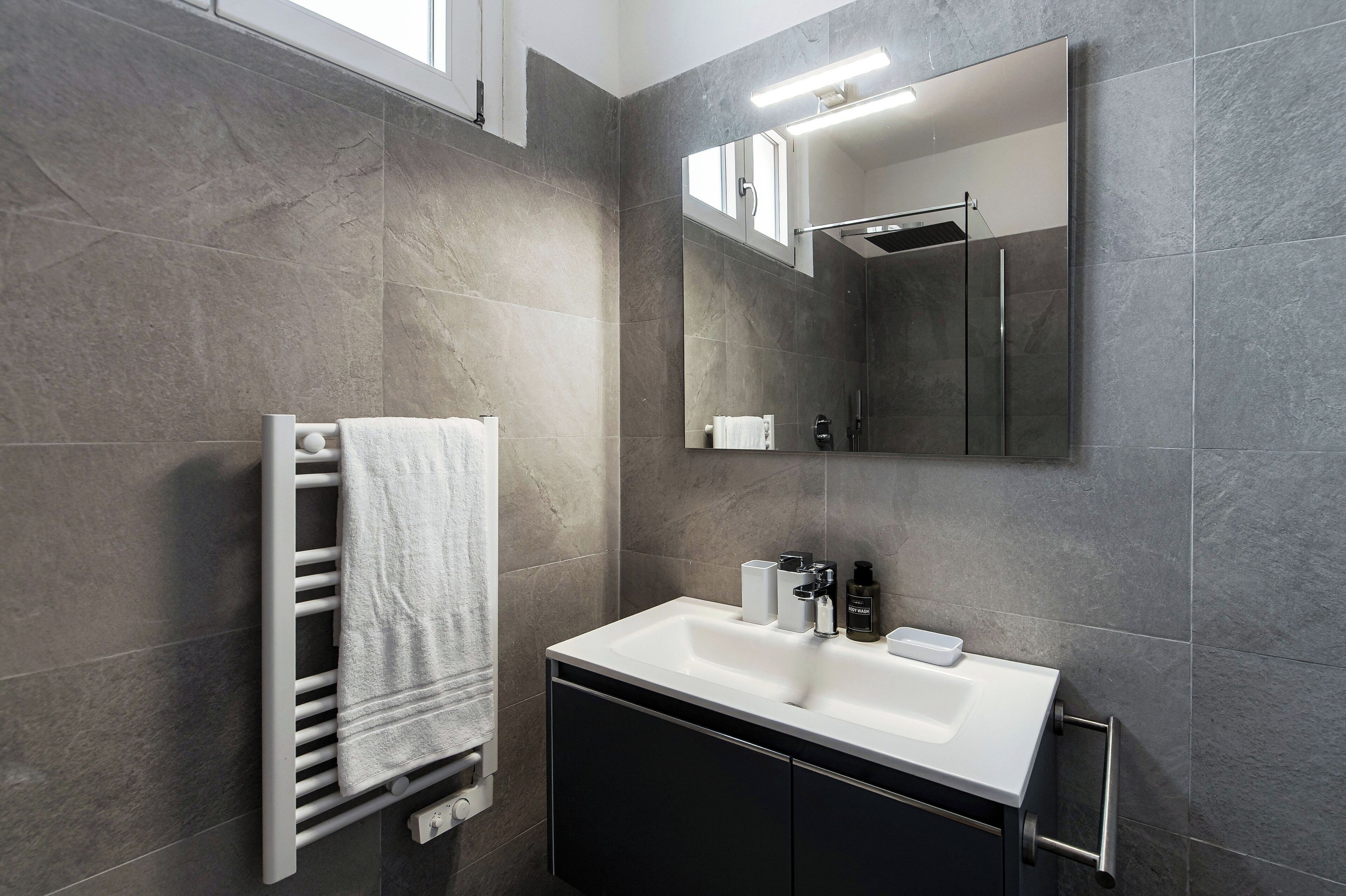 Douche, sèche-cheveux, serviettes fournies, savon