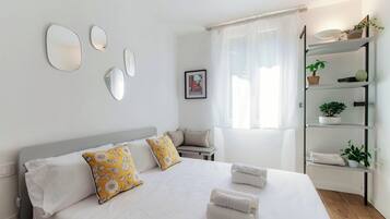 Een strijkplank/strijkijzer, wifi, beddengoed