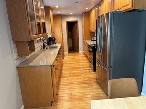 ثلاجة، ميكروويف، فرن، موقد طهي مسطح