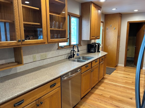 Fabulous 5-bedroom house in quiet neighborhood 5 minutes from TBK sports complex