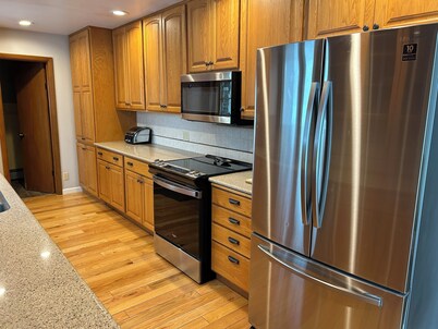 Fabulous 5-bedroom house in quiet neighborhood 5 minutes from TBK sports complex