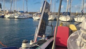 Een jachthaven met verschillende zeilboten.