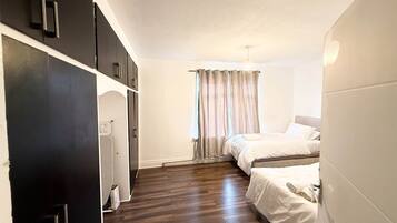 3 Schlafzimmer, Schreibtisch, Bügeleisen/Bügelbrett, kostenloses WLAN