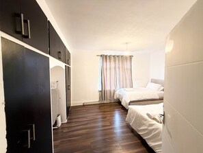 3 bedrooms, desk, iron/ironing board, free WiFi - Spacious 3-Bed Home with Parking & Fast Wi-Fi (Kettering)