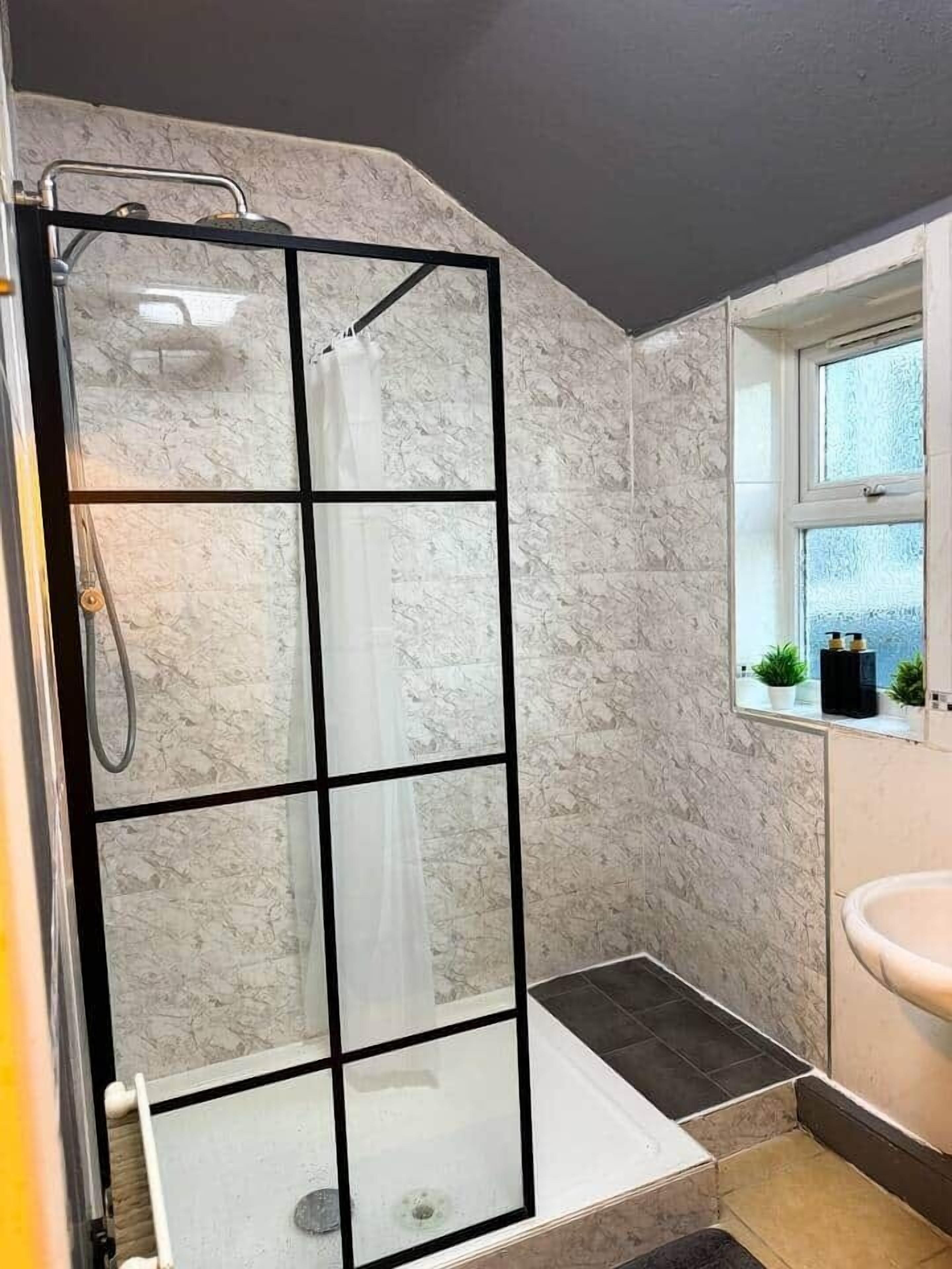 Hårtørrer, håndklæder, Sæbe, Toiletpapir