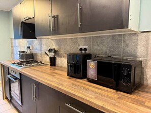 Fridge, microwave, oven, electric kettle - Spacious 3-Bed Home with Parking & Fast Wi-Fi (Kettering)