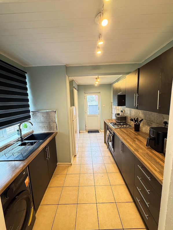 Réfrigérateur, four à micro-ondes, un four, surface de cuisson