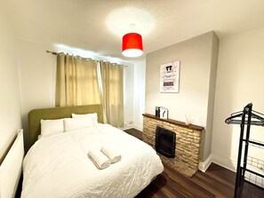 3 dormitoris, escriptori, planxa i posts de planxar i wifi gratuïta 