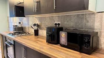 Een koelkast, een microgolfoven, een oven, een kookplaat