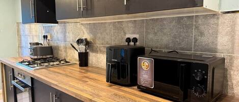 ثلاجة، ميكروويف، فرن، موقد طهي مسطح