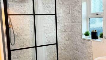 Umweltfreundliche Kosmetikartikel, Haartrockner, Handtücher, Seife