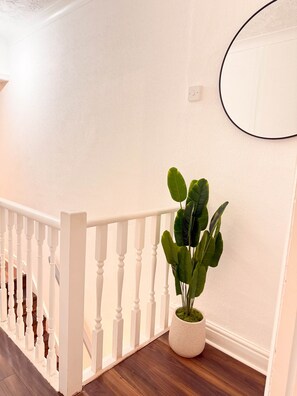 Interior - Spacious 3-Bed Home with Parking & Fast Wi-Fi (Kettering)