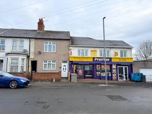 Exterior - Spacious 3-Bed Home with Parking & Fast Wi-Fi (Kettering)