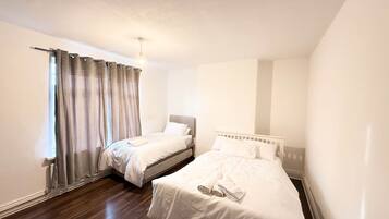 3 dormitoris, escriptori, planxa i posts de planxar i wifi gratuïta