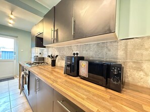 Refrigerador, microondas, horno, tetera/pava eléctrica