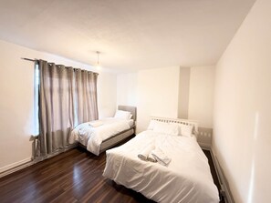 3 bedrooms, iron/ironing board, free WiFi, bed sheets - Alat Residence (Kettering)