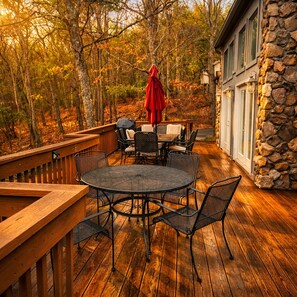 Outdoor dining - Lee Ridge Mtn Retreat– 3BR/Hot Tub/Pet/ RampAccess (Basye)