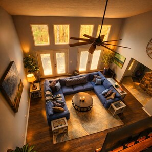 Smart TV, fireplace - Lee Ridge Mtn Retreat– 3BR/Hot Tub/Pet/ RampAccess (Basye)