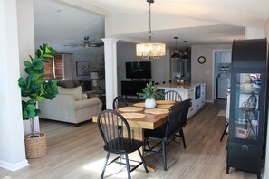 Dining - Beach House 4BR 2BA Surfside Beach - Golf Cart Outdoor Pool just steps Away! (Myrtle Beach)