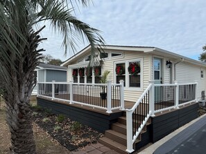 Exterior - Beach House 4BR 2BA Surfside Beach - Golf Cart Outdoor Pool just steps Away! (Myrtle Beach)