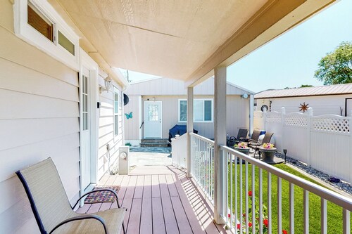 Paradise Point: Lakefront Escape w/ Views