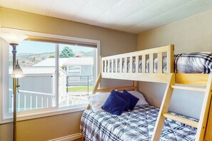 Room - Paradise Point: Lakefront Escape w/ Views (Seven Bays)