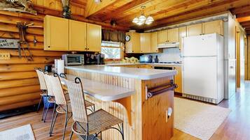 Jääkaappi, mikroaaltouuni, liesi, kahvin-/teenkeitin