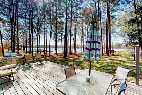 Dog Friendly: Lakefront Home w/ Dock & Kayaks
