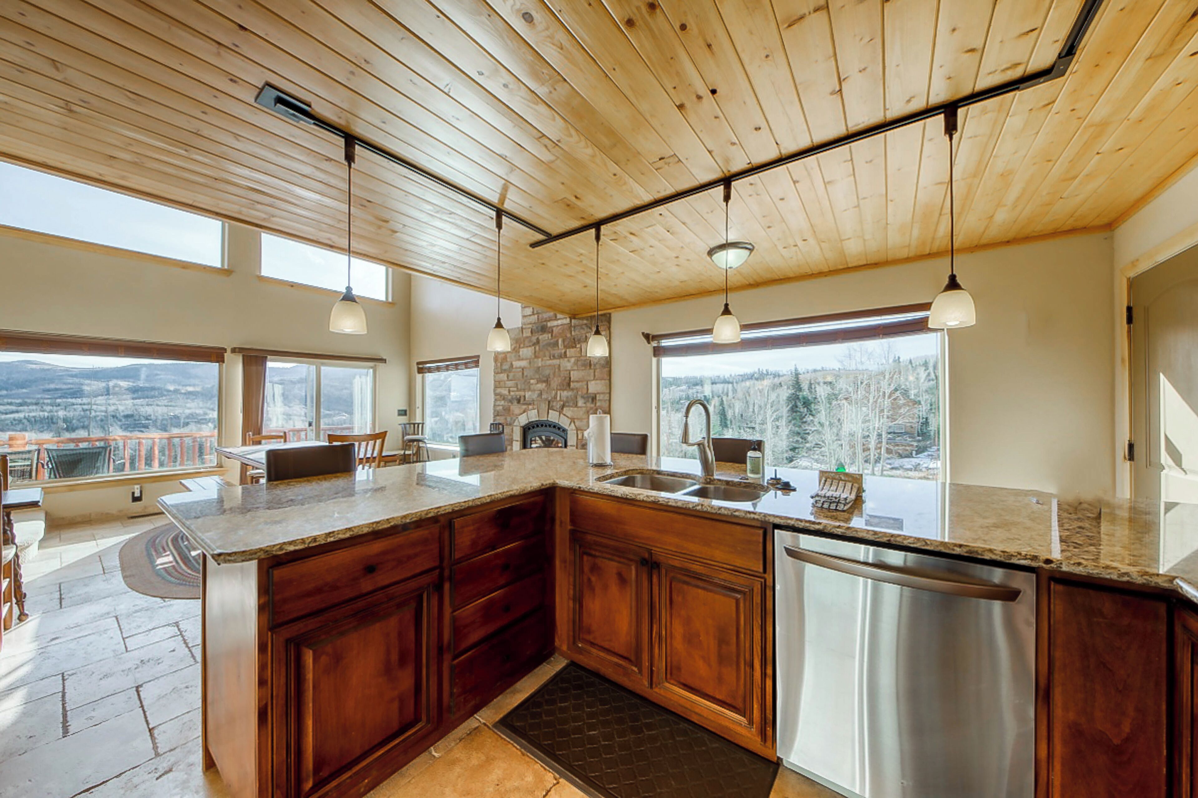 Kjøleskap, mikrobølgeovn, kokeplater og oppvaskmaskin