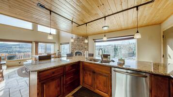 Kjøleskap, mikrobølgeovn, kokeplater og oppvaskmaskin