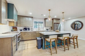 Fridge, microwave, stovetop, dishwasher